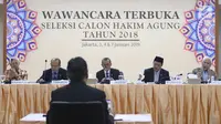 Tim penyeleksi mewawancarai calon hakim agung di Auditorium Gedung Komisi Yudisial, Jakarta, Kamis (3/1). Wawancara ini sebagai serangkaian tahapan akhir dari proses seleksi calon hakim agung. (Liputan6.com/Angga Yuniar)