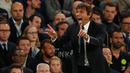 Pelatih Chelsea, Antonio Conte memberikan intruksi kepada para pemainnya saat melawan Liverpool pada lanjutan Liga Inggris di Stadion Stamford Bridge, London, (17/9). Liverpool menang atas Chelsea dengan skor 2-1. (Reuters/John Sibley)