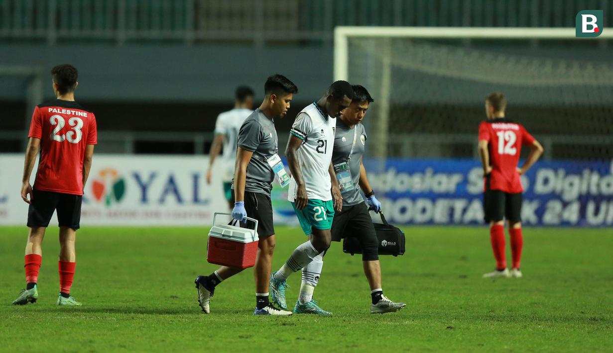 Pemain Timnas Indonesia U-17, Muhammad Iqbal Gwijangge meninggalkan lapangan usai mengalami cedera pada laga Grup B Kualifikasi Piala Asia U-17 2023 antara Timnas Indonesia menghadapi Palestina di Stadion Pakansari, Bogor, Jumat (7/10/2022). (Bola.com/M Iqbal Ichsan)