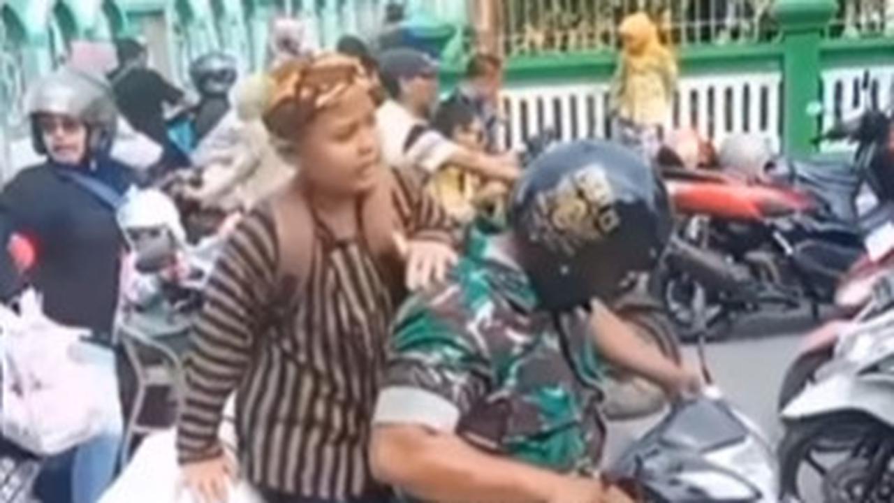 Momen TNI Jemput Anaknya Pakai Motor Butut Sambil Bawa Rumput, Aksinya Bikin Para Anak 'Kolong' Terharu