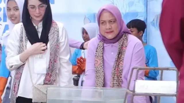 Arumi Bachsin temani Iriana Jokowi (YouTube/Arumi Bachsin)