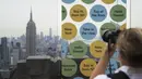 Seorang fotografer memotret pemandangan Manhattan dari anjungan pengamatan Top of the Rock di New York, Amerika Serikat, Kamis (6/8/2020). Top of the Rock kembali dibuka untuk umum setelah ditutup sementara pada Maret lalu untuk membantu membatasi penyebaran COVID-19. (Xinhua/Wang Ying)