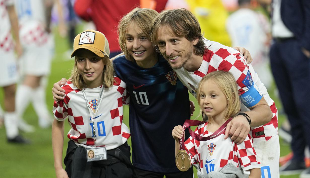 Kapten Kroasia, Luka Modric (kanan kedua) berfoto bersama anak-anaknya, Sofia (kiri), Ivano, dan Ema (kanan) saat timnya berhasil menyabet peringkat ketiga Piala Dunia 2022 setelah mengalahkan Maroko dengan skor 2-1 pada laga yang berlangsung di Khalifa International Stadium, Doha, Qatar, Sabtu (17/12/2022). (AP Photo/Francisco Seco)