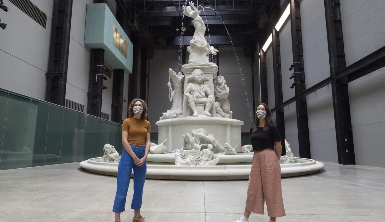 Staf mengenakan masker saat berdiri di depan instalasi seni dalam pratinjau media di museum seni Tate Modern, London, Jumat (24/7/2020). Tate Modern, Tate Britain, Tate Liverpool, dan Tate St Ives akan dibuka kembali untuk umum mulai 27 Juli setelah ditutup akibat pandemi COVID-19. (Xinhua/Ray Tang)