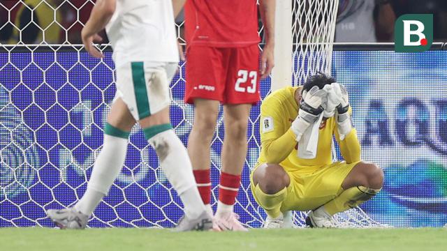 Foto: Penuh Kecewa, Pemain Timnas Indonesia Tertunduk di Depan Ribuan Suporter Garuda