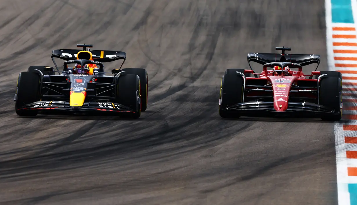 <p>Manuver brilian kedua Max Vertappen yaitu ketika melewati Charles Leclerc pada lap 8 di <em>first stint</em>. Ia berhasil menempel ketat Leclerc di tikungan terakhir dan membuka DRS (<em>Drag Reduction System</em>) saat di track lurus sebelum tikungan pertama. (Getty Images via AFP/Mark Thompson)</p>