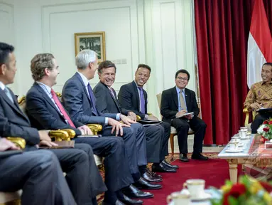 Presiden Joko Widodo (kanan) menerima kunjungan pemimpin perusahaan multinasional Amerika Serikat yang tergabung dalam US-ASEAN Business Council di Kantor Presiden, Jakarta, Selasa (5/5/2015). (Liputan6.com/Faizal Fanani)