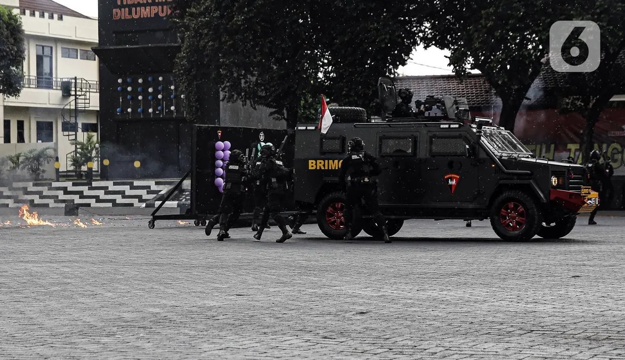 Pasukan Brimob melakukan atraksi dalam acara HUT ke-76 Brimob di Mako Brimob, Depok, Jawa Barat, Jumat (12/11/2021). Menteri Pertahanan Prabowo Subianto hadir untuk menerima penganugerahan Warga Kehormatan Utama Brimob. (Liputan6.com/Faizal Fanani)