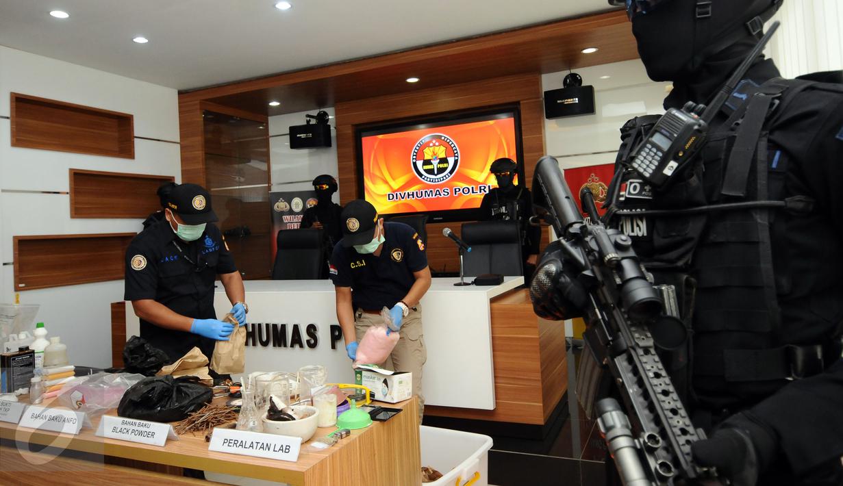 Petugas labfor Mabes Polri merapikan barang bukti bahan racikan bom terduga teroris usai rilis di Jakarta, Jumat (25/11). Tim Densus 88 Mabes Polri menahan satu orang terduga teroris berikut bahan yang diduga racikan bom. (Liputan6.com/Helmi Fithriansyah)