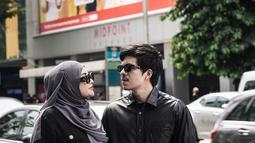 Aurel han Atta Halilintar memang dikenal selalu tampil serasi di berbagai kesempatan. Ketika liburan ke luar negeri, keduanya tampak mengenakan busana simple. Meski terkesan sederhana, pasangan selebriti ini terlihat begitu stylish. (Liputan6.com/IG/@aurelie.hermansyah)
