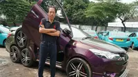 Ronny Gunawan pemilik taksi Gemah Ripah memodifikasi mobilnya menjadi unik. (Huyogo Simbolon)