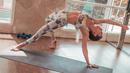 Namun, bagi perempuan berusia 27 tahun ini, Yoga menjadi olahraga favoritnya. Istri dari Arief Purnama ini pun kerap membagikan momennya saat sedang melakukan yoga di Instagram. (Liputan6.com/IG/olviajensen)