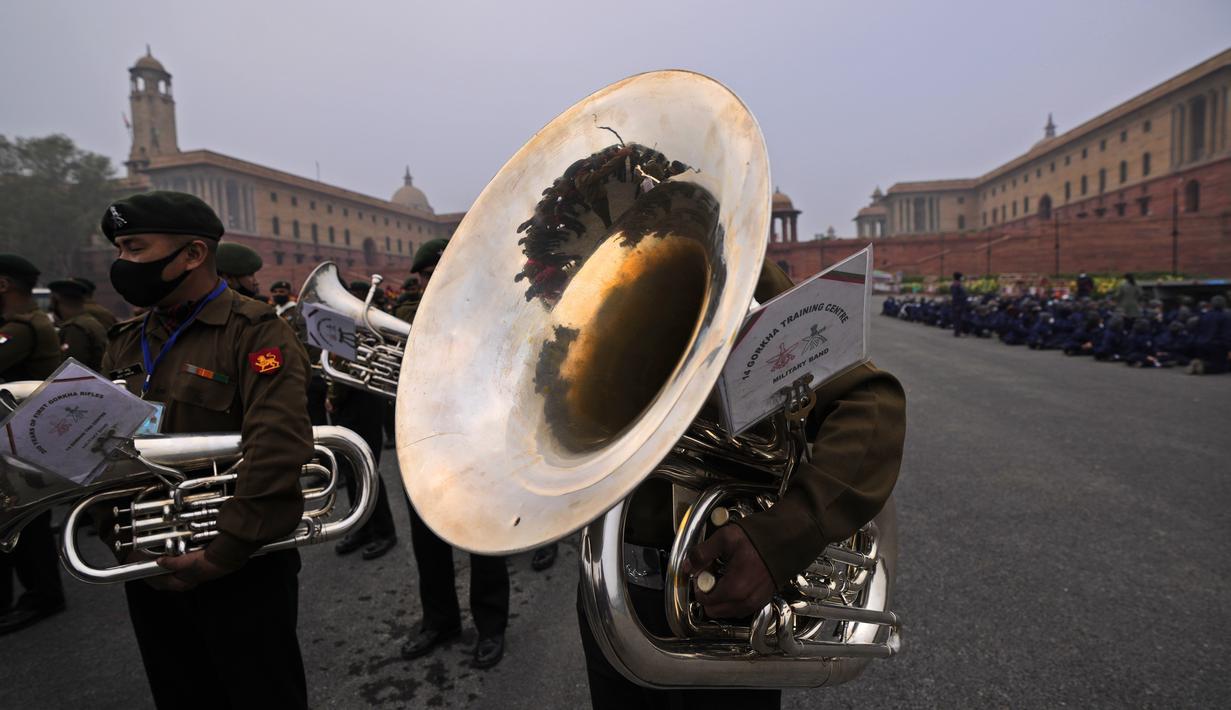 Band tentara India tiba untuk latihan parade Hari Republik mendatang di perbukitan Raisina, pusat kekuasaan pemerintah, di New Delhi, India (17/1/2022). Parade akan ditandai dengan pawai oleh berbagai cabang militer serta tampilan senjata dan rudal. (AP Photo/Manish Swarup)