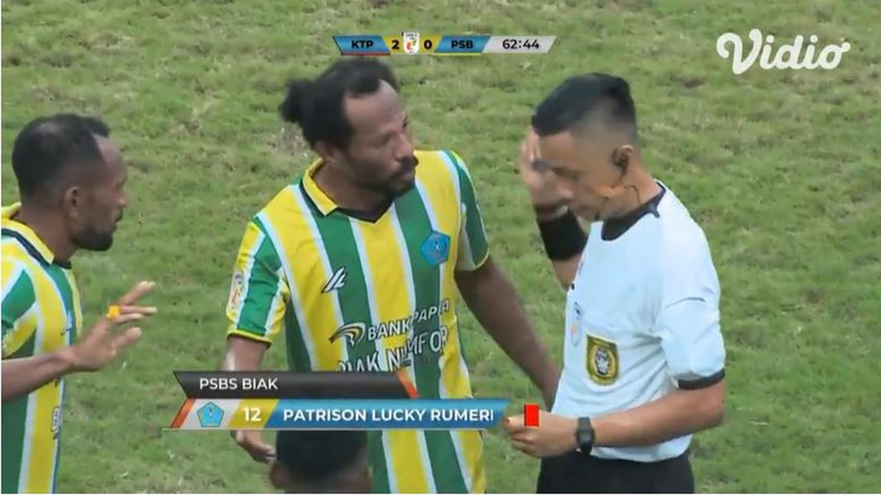 Pemain PSBS Biak memperoleh kartu merah.