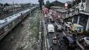 Kendaraan terjebak macet akibat penutupan jalan untuk proyek galian saluran di Jalan I Gusti Ngurah Rai, Jakarta, Rabu (6/1/2021). Penutupan jalan menyebabkan kemacetan kendaraan saat jam sibuk. (merdeka.com/Iqbal S Nugroho)
