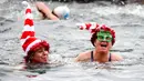 Anggota Serpentine Swimming Club mengikuti perlombaan Peter Pan Cup yang diadakan setiap Hari Natal di Serpentine, London, Inggris, Minggu (25/12/2022). (Aaron Chown/PA via AP)