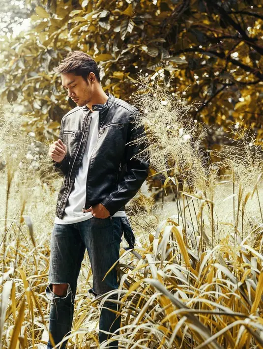 Pesona tampan Achmad Megantara ditampilkan lewat potret yang satu ini. Menggambarkan dirinya seperti anak motor, Achmad Megantara mengenakan t-shirt putih yang dilapisi dengan jaket kulit dan ripped jeans.