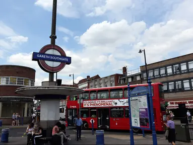 Sebuah papan nama di luar stasiun Tube Southgate yang diubah menjadi Gareth Southgate di London, Senin (16/7). Hal itu sebagai penghormatan untuk pelatih timnas Inggris yang mengantarkan The Three Lions masuk semifinal Piala Dunia 2018 (AP/Robert Stevens)