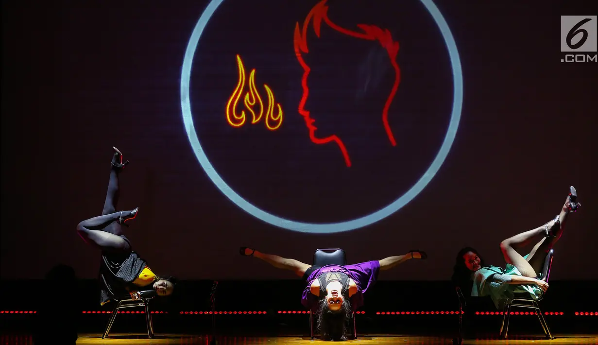 Pemain menghibur penonton pada pertunjukan broadway bertajuk What I Did For Love di Soehanna Hall, Jakarta Selasa (27/8/2019). Sebanyak 13 peserta terpilih Indonesia Menuju Broadway yang diinisiasi Bakti Budaya Djarum Foundation telah tampil di teater broadway New York. (Liputan6.com/Fery Pradolo)