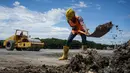 Aktivitas pekerja proyek pembangunan Sirkuit Formula E di kawasan Taman Impian Jaya Ancol, Jakarta Utara, Minggu (06/03/2022). Progres sirkuit sudah mencapai 52 persen pada hari ke-32 dan ditargetkan akan selesai pada bulan April 2022. (Bola.com/Bagaskara Lazuardi)