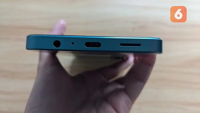 Port USB-C, speaker, dan jack headphone di Samsung Galaxy A08. Liputan6.com/Aisyah Mustika Zamani