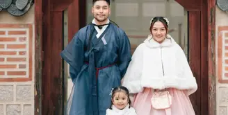Liburan ke Korea Selatan, keluarga kecil Siti Badriah pun tampil mengenakan hanbok Korea bak keluarga kerajaan. [@sitibadriahh]