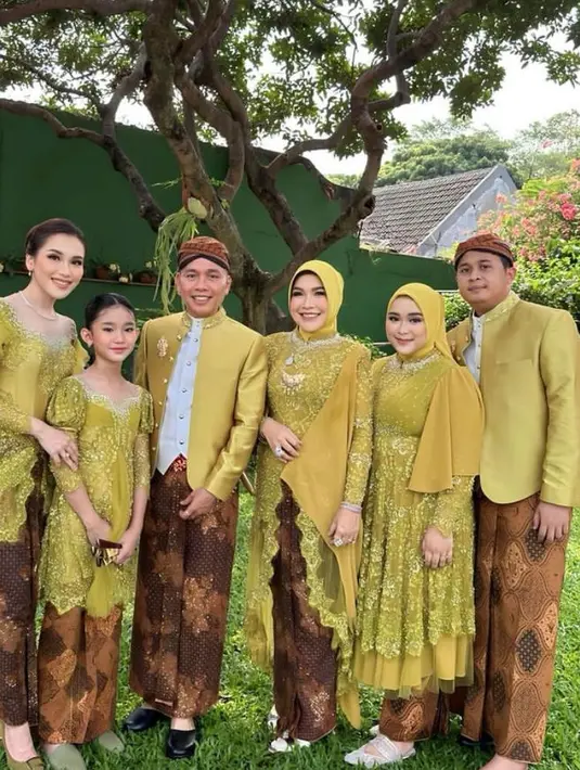 Pertama, Ayu Ting Ting dan Keluarga memilih kebaya dan beskap nuansa lime yang segar. Kebaya dan beskap tersebut pun dipadukan dengan kain jarik warna coklat. [@ayutingting92]