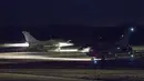 Jet-jet tempur Dassault Rafale bersiap lepas landas di Lanud Saint-Dizier, Prancis, Jumat (13/4). Prancis bergabung bersama Amerika dan Inggris melancarkan serangan militer ke Suriah yang menargetkan pusat penelitian senjata kimia negeri itu (ECPAD / AFP)