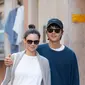 Baru-baru ini, Song Joong Ki terlihat tengah jalan-jalan bersama sang istri Katy Louis Saunders di Roma, Italia. [Foto: Twitter/@sjkwings1985].