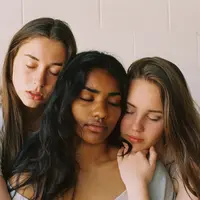 Perlu kita ketahui agar dapat menunjang penampilan menjadi lebih menarik, kita harus paham cara memadukan warna pakaian sesuai dengan skintone/copyright unsplash.com