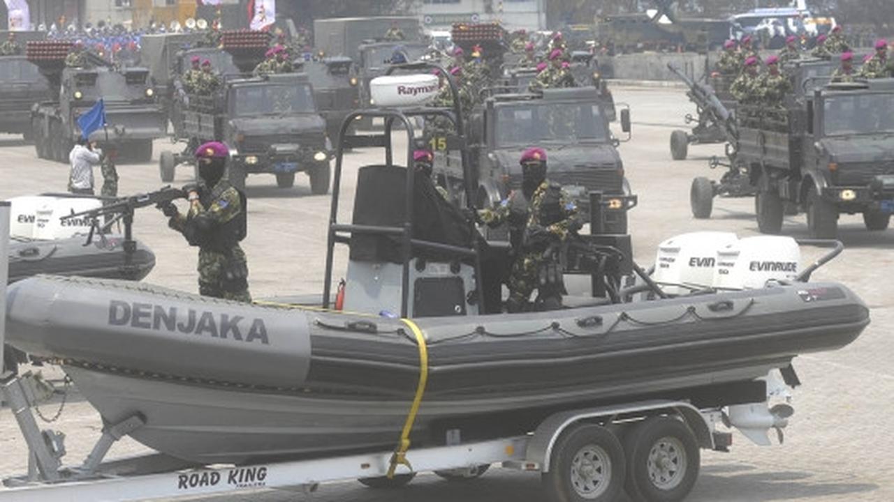 Menyaksikan ganasnya parade kendaraan tempur TNI