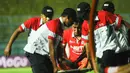 Bek Persija, Gunawan Dwi Cahyo, ditandu akibat terjatuh pada laga Piala Jenderal Sudirman melawan PBR di Stadion Kanjuruhan, Malang, Kamis (19/11/2015). (Bola.com/Kevin Setiawan)