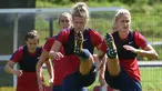Para pemain wanita Inggris saat mengikuti sesi latihan selama turnamen sepak bola UEFA Women's Euro 2017 di Utrecht, Belanda (18/7). Timnas Inggris berada di grup D bersama Skotlandia, Spanyol, Portugal. (AFP Photo/Daniel Mihailescu)