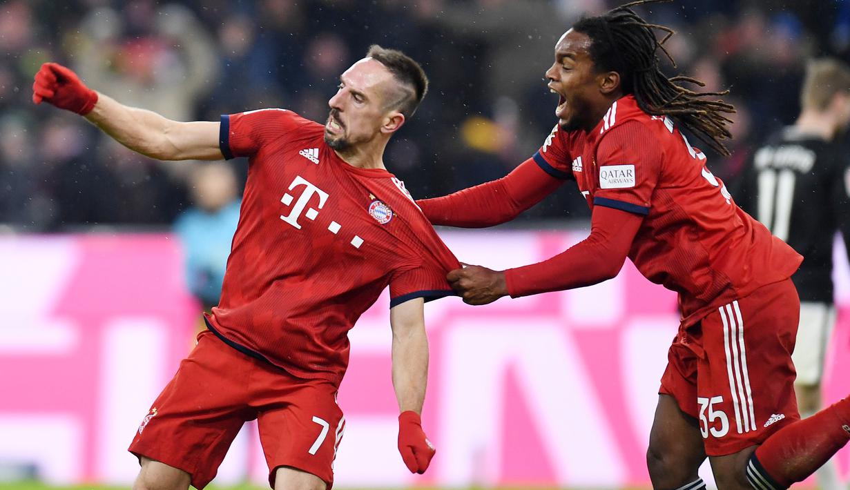 Gelandang Bayern Munich, Franck Ribery, melakukan selebrasi usai membobol gawang RB Leipzig pada laga Bundesliga di Allianz Arena, Kamis (20/12). Bayern Munich menang 1-0 atas RB Leipzig. (AFP/Chirstof Stache)