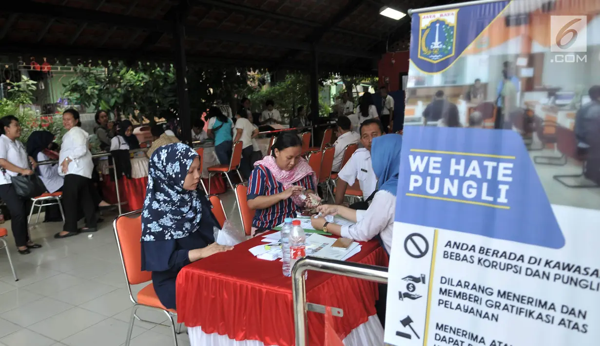 Warga mengikuti pelayanan Bina Kependudukan di Rusun Petamburan, Jakarta, Rabu (26/6/2019). Operasi Biduk Dinas Dukcapil Jakarta Pusat dari 14-24 Juni 2019 mencatat sebanyak 3.491 jiwa merupakan pendatang baru dari luar Jakarta pasca Hari Raya Idul Fitri 1440 H. (merdeka.com/Iqbal S. Nugroho)