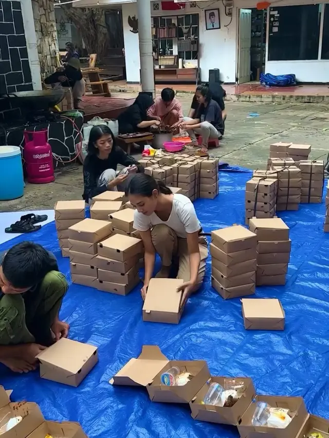 7 Momen Aurelie Moeremans Bagi 1.000 Nasi di Bulan Ramadhan Ini Banjir Pujian