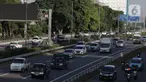 Kendaraan melintas di ruas Tol Dalam Kota, Jakarta, Kamis (30/1/2020). Terhitung mulai 1 Februari 2020, pemerintah akan menaikkan tarif Tol Dalam Kota untuk ruas Cawang-Tomang-Pluit dan Cawang-Tanjung Priok-Ancol Timur-Jembatan Tiga/Pluit. (Liputan6.com/Herman Zakharia)