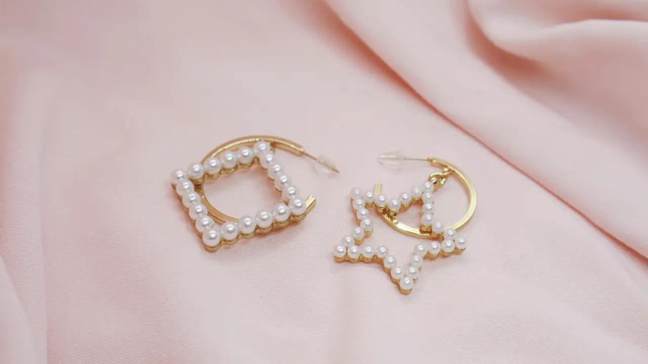ilustrasi anting-anting, perhiasan, aksesoris emas