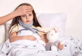 Saat anak tiba-tiba demam tinggi, batuk disertai sesak, atau terlihat sangat lemas, orang tua sering kebingungan harus berbuat apa. Kesiapsiagaan bisa meningkat ketika peralatan medis dasar tersedia di rumah dan mudah digunakan.  (foto/dok: freepik/user18526052)