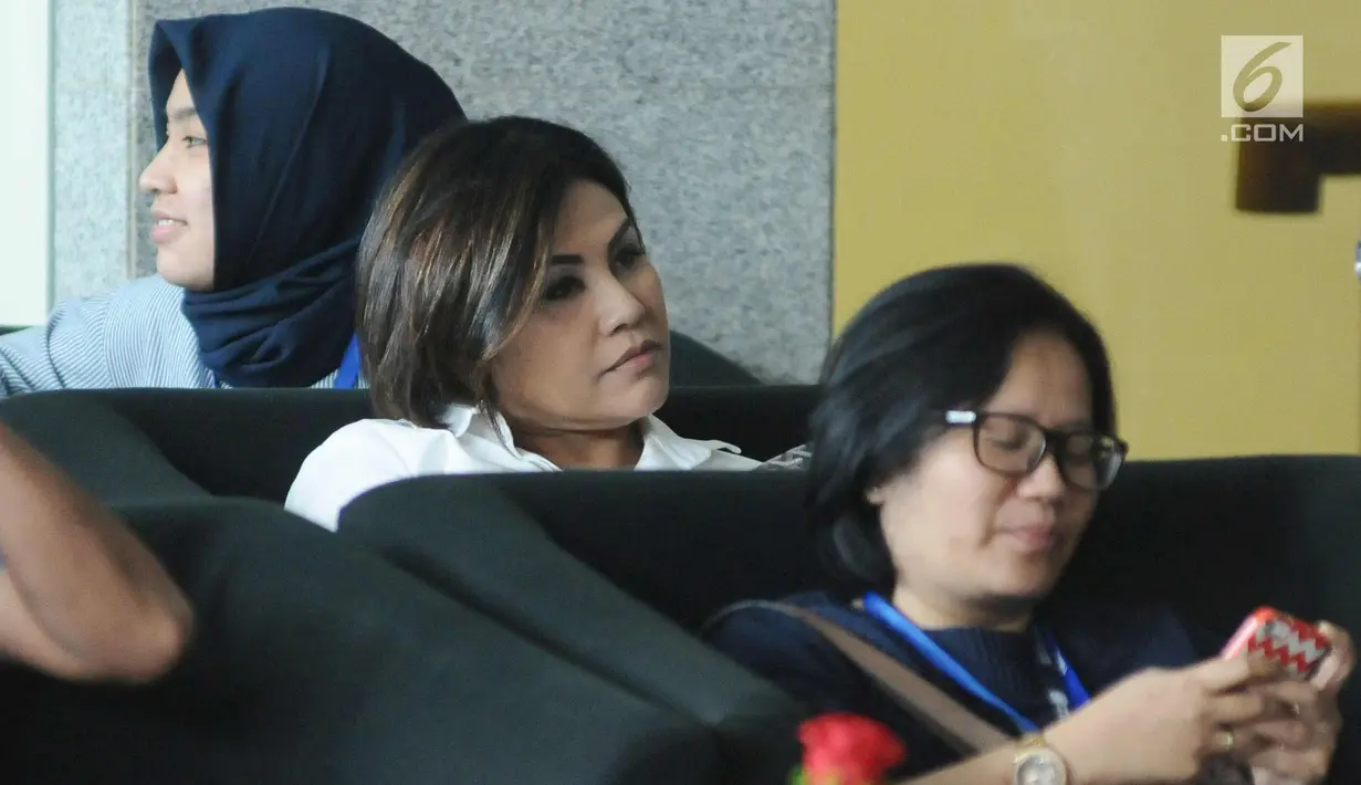Ketua Umum INSA, Carmelita Hartoto (tengah) usai diperiksa di Gedung KPK, Jakarta, Selasa (7/11). Carmelita Hartoto diperiksa sebagai saksi untuk tersangka Dirjen Perhubungan Laut nonaktif Antonius Tonny Budiono. (Liputan6.com/Helmi Fithriansyah)