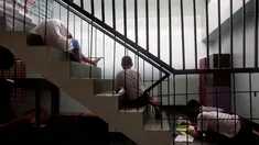 Sejumlah anak berada di tangga mengikuti kelas menggambar selama menjalani pemulihan di sebuah pusat rehabilitasi narkoba milik pemerintah di Taguig, Metro Manila, Filipina, (12/12). (REUTERS/Erik De Castro)