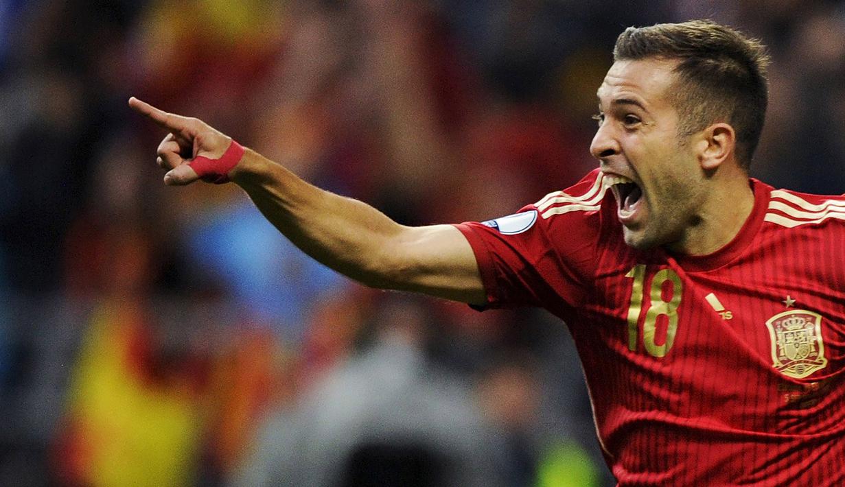 Pemain Spanyol, Jordi Alba merayakan gol yang dicetaknya ke gawang Slovakia pada laga kualifikasi Piala Eropa 2016 di Stadion Carlos Tartiere, Spanyol, Sabtu (5/9/2015). Spanyol berhasil menang 2-0. (Reuters/Eloy Alonso)