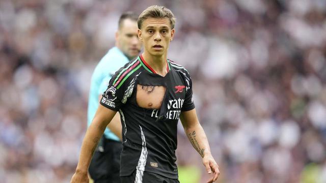 Foto: Jersey Robek Leandro Trossard Jadi Saksi Kerasnya Laga Arsenal Kontra Tottenham di Liga Inggris