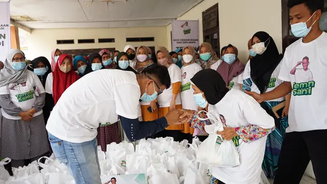 Teman Sandiaga Uno membagikan sembako (Istimewa)