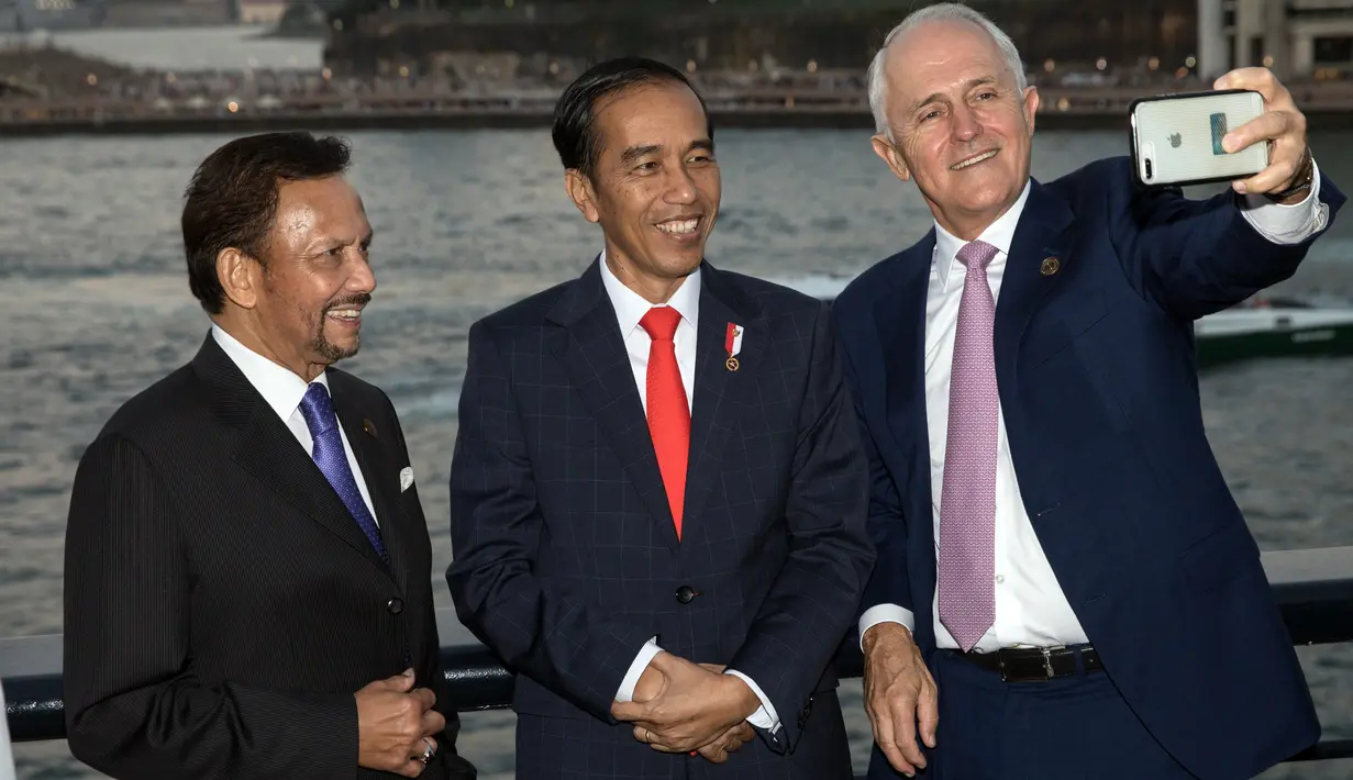 PM Australia Malcolm Turnbull mengajak Sultan Brunei Darussalam Hassanal Bolkiah dan Presiden Joko Widodo (Jokowi) melakukan swafoto pada jamuan makan malam disela kegiatan ASEAN-Australia Special Summit 2018, Sabtu (17/3). (ANDREW TAYLOR/ASEANINAUS/AFP)