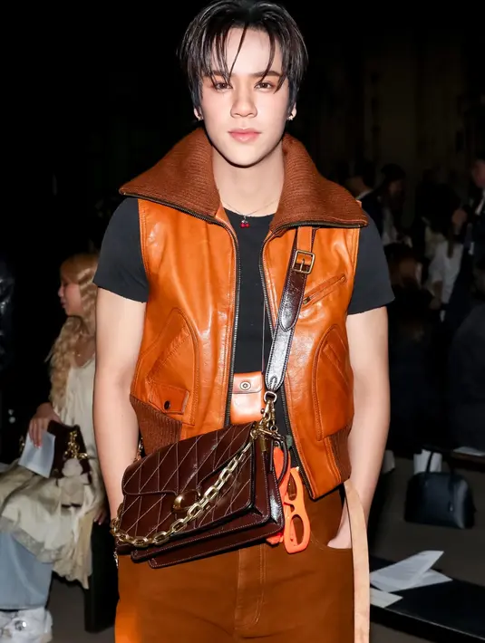 Aktor sekaligus penyanyi Thailand Nanon Korapat tampil standout dengan setelan kulit warna oranye yang eye-catching. Ia memadukannya dengan kaus hitam lengan pendek, menghasilkan kontras mencolok sekaligus memberi energi youthful yang berani.