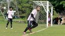 Tiga kiper Macan Kemayoran, Andritany Adrhiyasa, Cahya Supriadi dan Adre Arido Geovani dipaksa berlatih dengan gaya Eropa. (Bola.com/M Iqbal Ichsan)