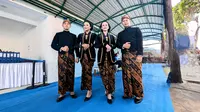 Dampingi Pejabat Kalungkan Medali untuk Juara Peparnas 2024, Putra Putri Solo Tampil Memesona dengan Balutan Busana Adat, Karanganyar (10/10/2024). Foto: Liputan6.com/Ade Nasihudin.