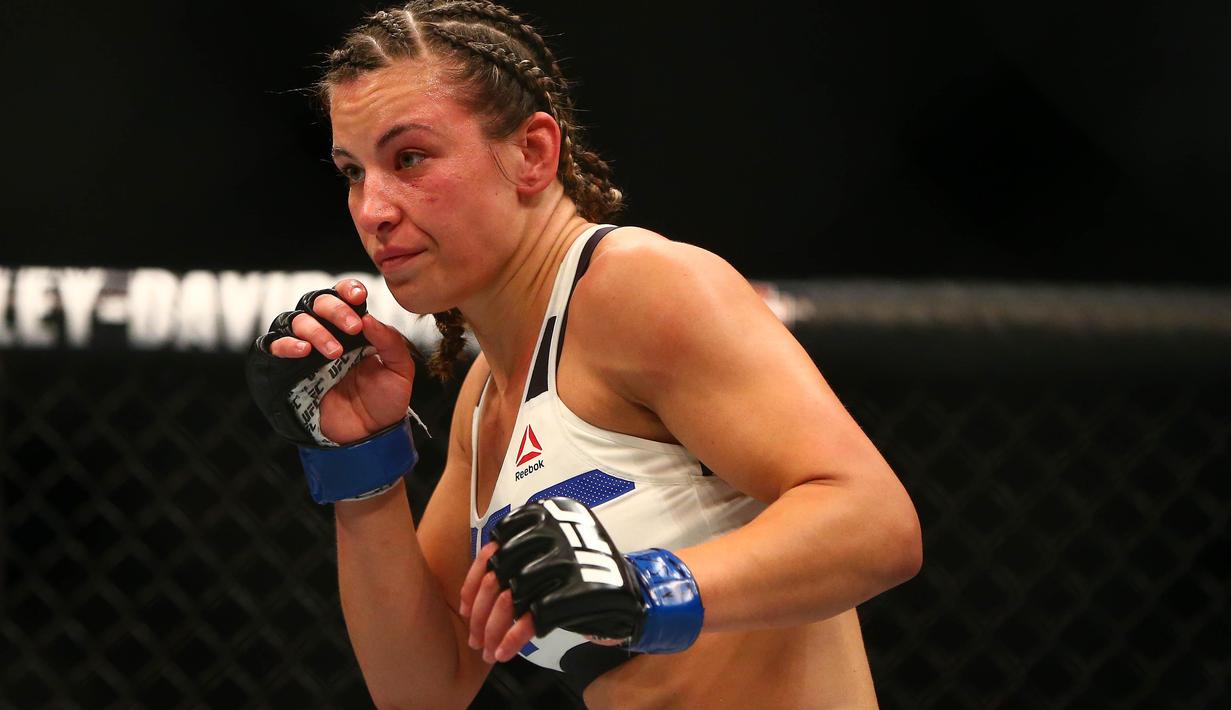 Miesha Tate saat beraksi melawan Holly Holm pada ajang UFC 196 di MGM Grand Garden Arena, Las Vegas, Amerika Serikat, Minggu (6/3/2016)  (Reuters/Mark J. Rebilas-USA TODAY Sports)