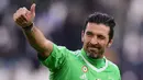 Gaya kiper Juventus Gianluigi Buffon saat menyapa penggemar usai timnya memenangkan pertandingan melawan Sassuolo dalalm Liga Italia Serie A di Stadion Allianz di Turin, Italia (4/2). (AFP Photo/Marco Bertorello)